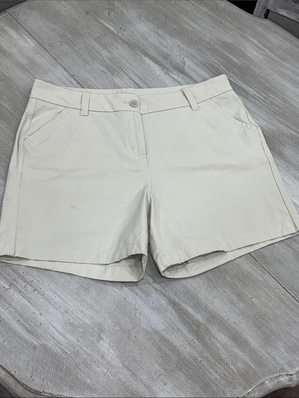 Vineyard Vines Women's Light Khaki Performance Shorts Size 14